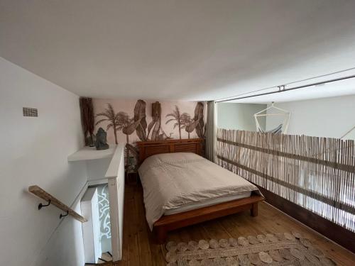 1 dormitorio con 1 cama en la esquina de una habitación en Malo, Duplex bord de mer accès direct plage en rdc en Dunkerque