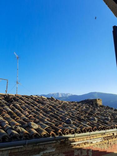 a tile roof of a building with mountains in the background at Bed & Breakfast "Il Ghiro" in San Martino sulla Marruccina