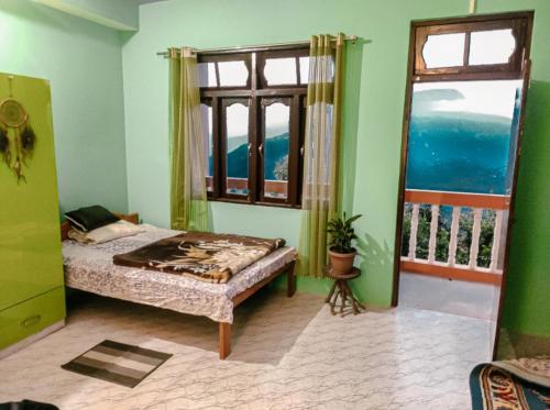 um quarto com uma cama e uma janela em Nimchung bhutia residence em Temi