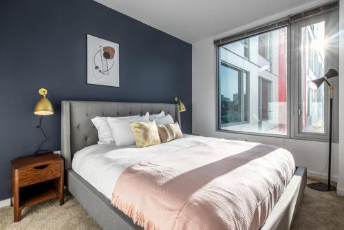 Un dormitorio con una cama grande y una ventana en SoMa 1BR w Gym Roofdeck WD nr Muni BART SFO-246 en San Francisco
