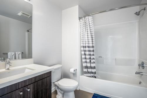 y baño con lavabo, aseo y ducha. en SoMa 1BR w Gym Roofdeck WD nr Muni BART SFO-246 en San Francisco