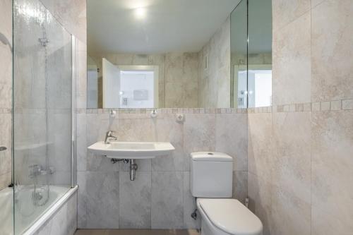 een badkamer met een toilet, een wastafel en een bad bij Gemelos 26 Resort Apartment 9-C Levante Beach in Benidorm