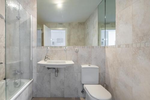 Koupelna v ubytování Gemelos 26 Resort Apartment 9-C Levante Beach