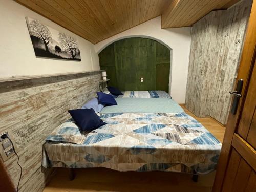 1 dormitorio con 1 cama en una habitación en FINCA MAS GUIXOT relax y natura, en Montagut