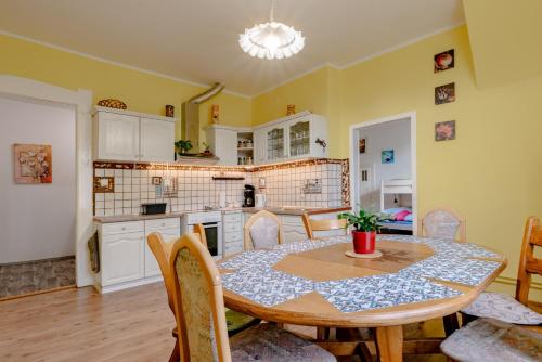 eine Küche und ein Esszimmer mit einem Tisch und Stühlen in der Unterkunft art-house 1 apartment with terrace in Děčín
