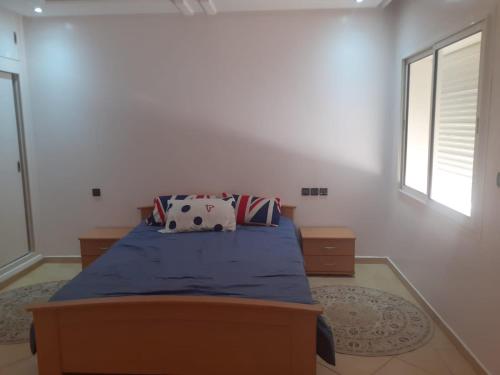 1 dormitorio con cama y ventana en Beautiful apartment, en Agadir