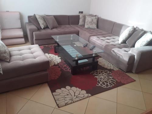 sala de estar con sofá y mesa de centro en Beautiful apartment, en Agadir