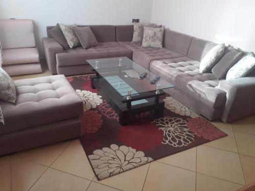 ein Wohnzimmer mit einem Sofa und einem Couchtisch in der Unterkunft Beautiful apartment in Agadir