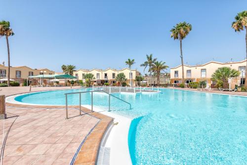 uma grande piscina num resort com palmeiras em Sweet Holidays em Maspalomas