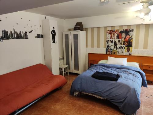 a bedroom with a bed and a couch in it at Apartamento Acogedor in Cicero