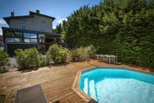 une cour arrière avec une piscine et une maison dans l'établissement Gîte Villa Blancal Location Vacances dans le Tarn 81, à Salvagnac