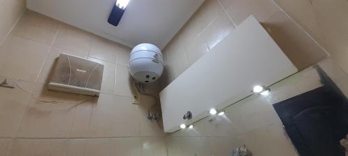Koupelna v ubytování Rooms, shared apartment with a separate private entrance in Nasr City,Cairo,Egypt near the new Malaysian students building, the Abana, Al-Fajr Institute for teaching languages 15 min from Cairo International Airport, 25 min downtown and 40 min to pyramids