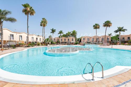 una gran piscina con una fuente en BUNGALOW en CAMPO INTERNACIONAL, en Maspalomas