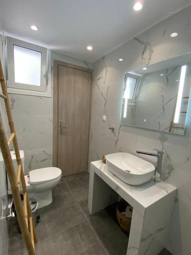 Ένα μπάνιο στο Sea Through Apartment Anavissos