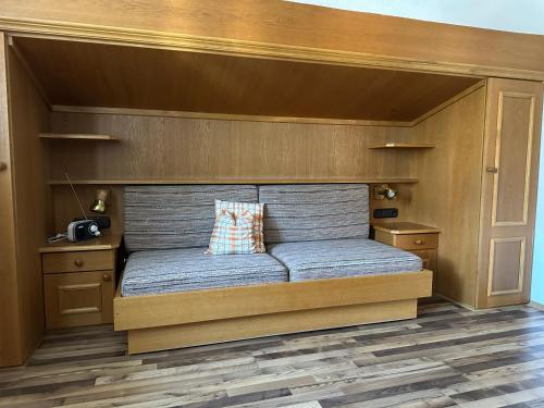 1 dormitorio con 1 cama con cabecero de madera en Apartment Kranzberg, en Mittenwald