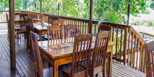 Restoran atau tempat lain untuk makan di Hippo Waterfront Lodge