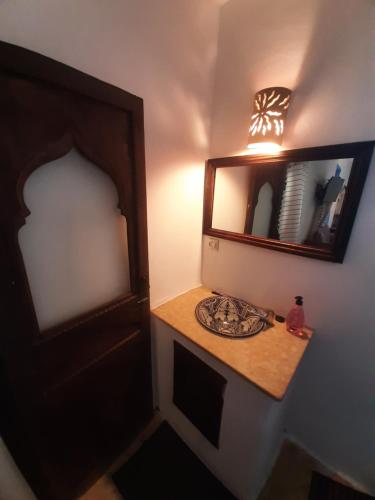 La salle de bains est pourvue d'un lavabo et d'un miroir. dans l'établissement Riad Said Chaouen, à Chefchaouen