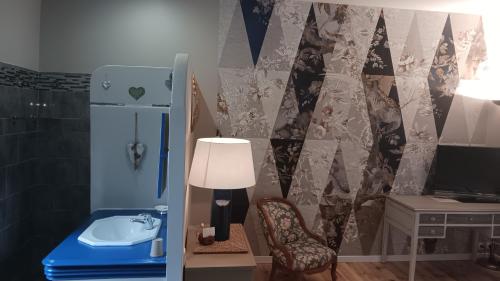 La salle de bains est pourvue d'un bureau, d'une chaise et d'une lampe. dans l'établissement Le temps des pauses, à Viviers