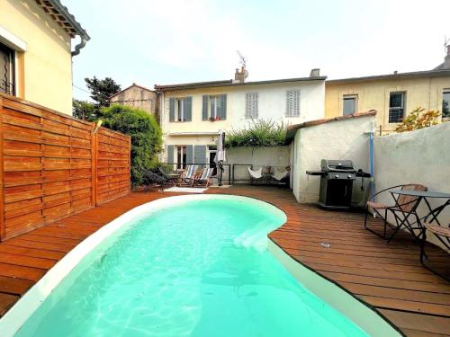 - une piscine au-dessus d'une terrasse en bois dans l'établissement Villa Serre, à Marseille