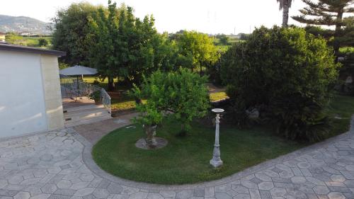 Ein Garten an der Unterkunft B&B Le Dee di Paestum