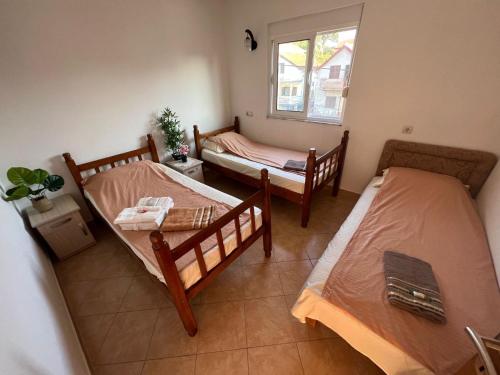 a bedroom with two beds and a window at Villy Apartments Dobra Voda in Bar