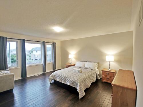 una camera da letto con un letto e una grande finestra di Home Pearl B&B a Niagara Falls