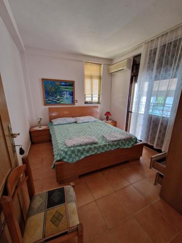 1 dormitorio con 1 cama con edredón verde en Vila Golem, en Golem