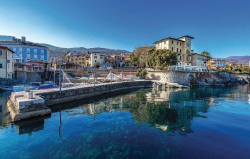 una masa de agua con edificios y casas en NINA ROSE boutique villa en Lovran