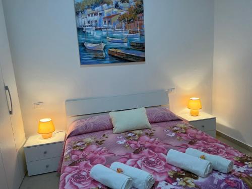 una camera con un letto viola e 2 lampade di B&B Volì Club a Siderno Marina