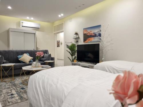 Habitación de hotel con cama y TV en ملحق فخم جداً متكامل بسطح مستقل ومدخل مستقل, en Abha