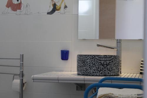 ein Badezimmer mit einem Regal mit einer Box darauf in der Unterkunft Il Caimano bed & breakfast in Vulcano