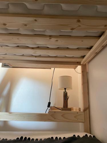 - une chambre avec un plafond en bois et une lampe dans l'établissement Studio Bandol 4 couchages centre ville calme wifi gratuite terrasse, à Bandol