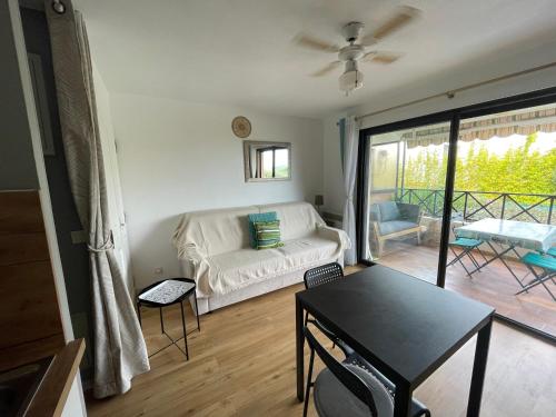 un salon avec un canapé et une table dans l'établissement Studio Bandol 4 couchages centre ville calme wifi gratuite terrasse, à Bandol