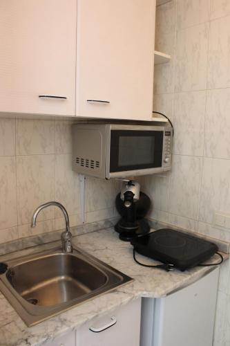 Una cocina o zona de cocina en Torres de Valencia Apartments