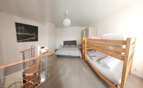een slaapkamer met 2 stapelbedden in een kamer bij la halte des trois rivieres in Plichancourt