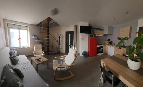 un salon avec un canapé et une table dans l'établissement la halte des trois rivieres, à Plichancourt