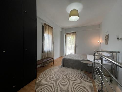 una camera con un letto e un grande tappeto di Nikiti Holidays a Nikiti