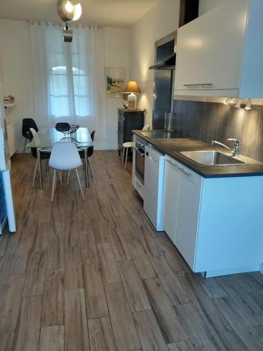 une cuisine avec des armoires blanches et une table avec des chaises dans l'établissement chez Jean, à Millas