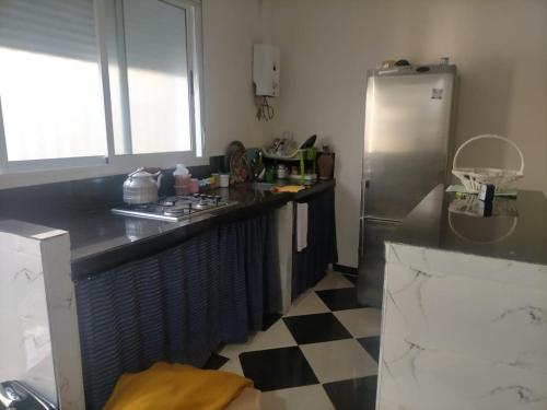 Una cocina o kitchenette en Appartement Fnideq