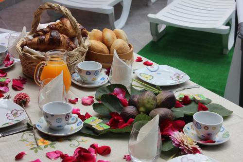 a table with a basket of bread and a basket of fruit at Casa do Campo in Campo de Víboras