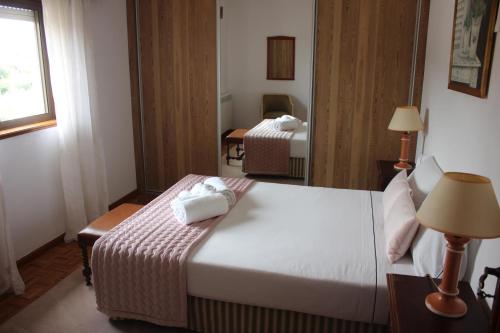 a hotel room with two beds and a mirror at Casa do Campo in Campo de Víboras