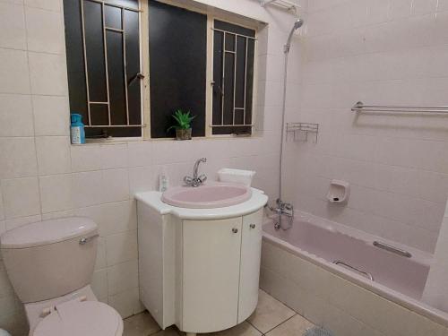 ein Badezimmer mit einem Waschbecken, einem WC und einer Badewanne in der Unterkunft B&O's Place in Pretoria