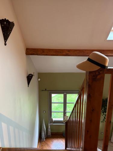 a hat is on top of a staircase in a house at La Paulerie in Wacquinghen