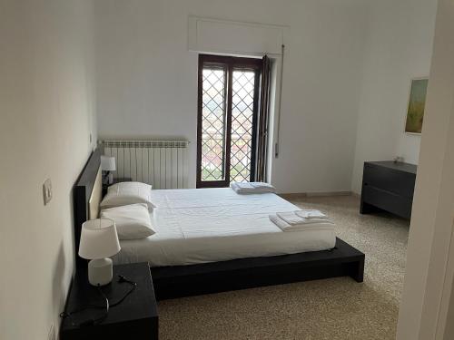um quarto com uma cama grande e uma janela em casa monte maggio em Cassino