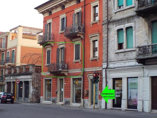 ヴェローナにあるCasa Veronaの市通りの緑矢建築