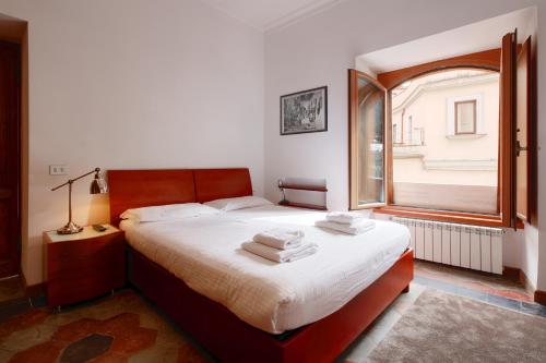 ein Schlafzimmer mit einem Bett mit Handtüchern darauf in der Unterkunft HT Residence Maximus in Rom