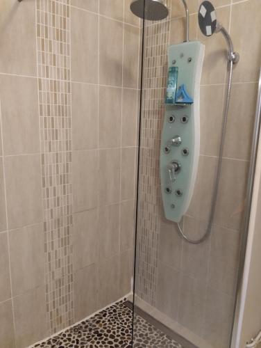 y baño con ducha y lavamanos. en VILLA DU BIEN ËTRE, en Argenton-sur-Creuse