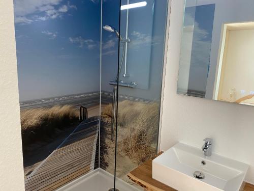 クックスハーフェンにあるHotel Meereswogeのバスルーム(シャワー、洗面台、鏡付)