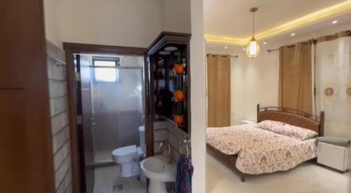 - une chambre avec un lit et une salle de bains pourvue d'une douche dans l'établissement شاليه الوليد, 