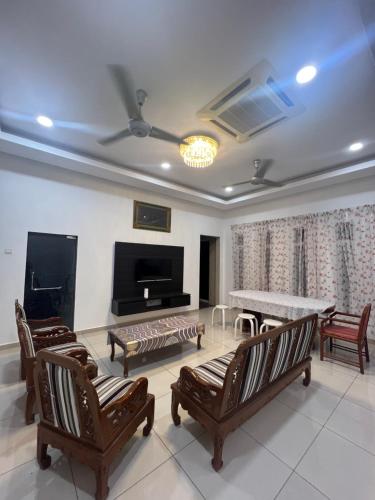Μια τηλεόραση ή/και κέντρο ψυχαγωγίας στο HOMESTAY TERATAK AZIZAH RAHMAN Melaka